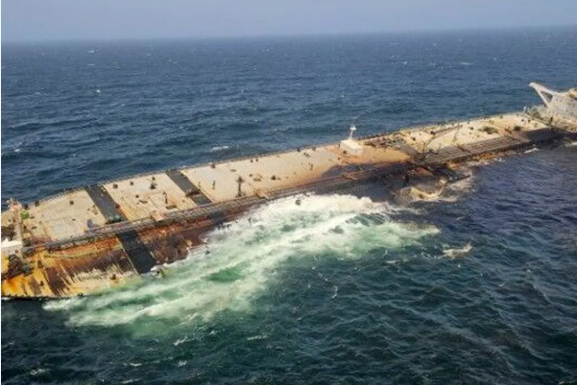 Oman says massive oil spill reaches coastline