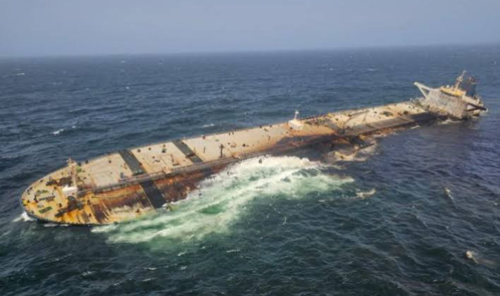 Oman says massive oil spill reaches coastline