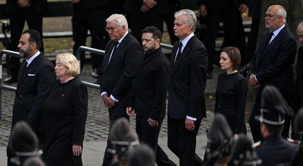 At the funeral of the Norwegian King Harald V, Ukrainian President Volodymyr Zelenskyy (center) was joined by other leaders