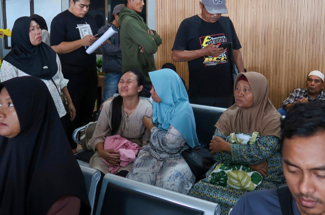 At least 6 dead, 130 missing after Indonesian ferry capsizes