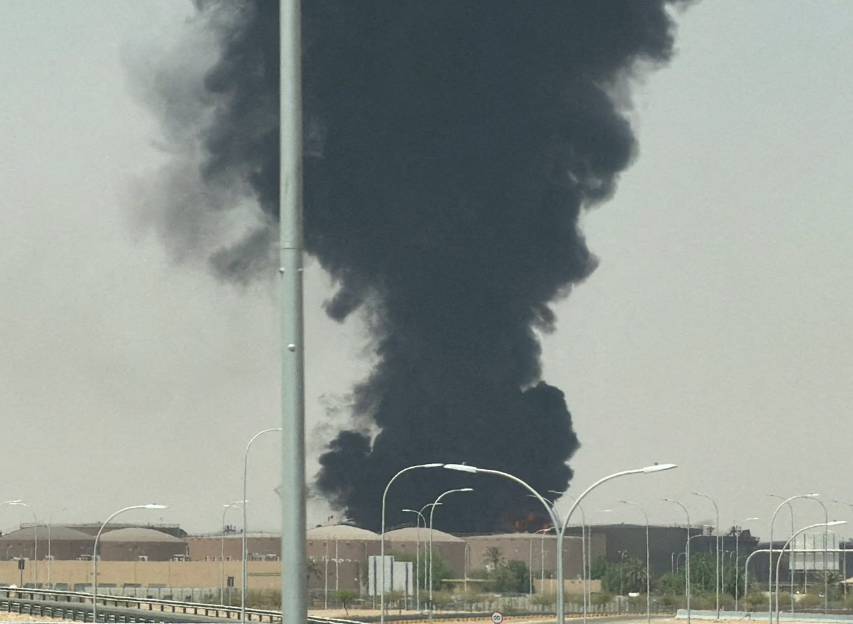 Smoke and Flames Seen Near Riyadh Airport After Saudi Arabia Issues Air Raid Alerts
