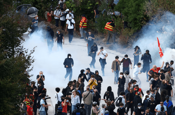 School Protests Sweep France as Clashes Cause Heaviest Toll in Decades - Report